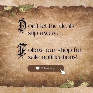 Puede incluir: Un fondo de pergamino de estilo vintage con un mensaje escrito a mano que dice "No dejes que las ofertas se escapen. &iexcl;Sigue nuestra tienda para recibir notificaciones de venta!" Un bot&oacute;n marr&oacute;n con un icono de coraz&oacute;n blanco y el texto "Seguir tienda" se encuentra en la parte inferior de la imagen.