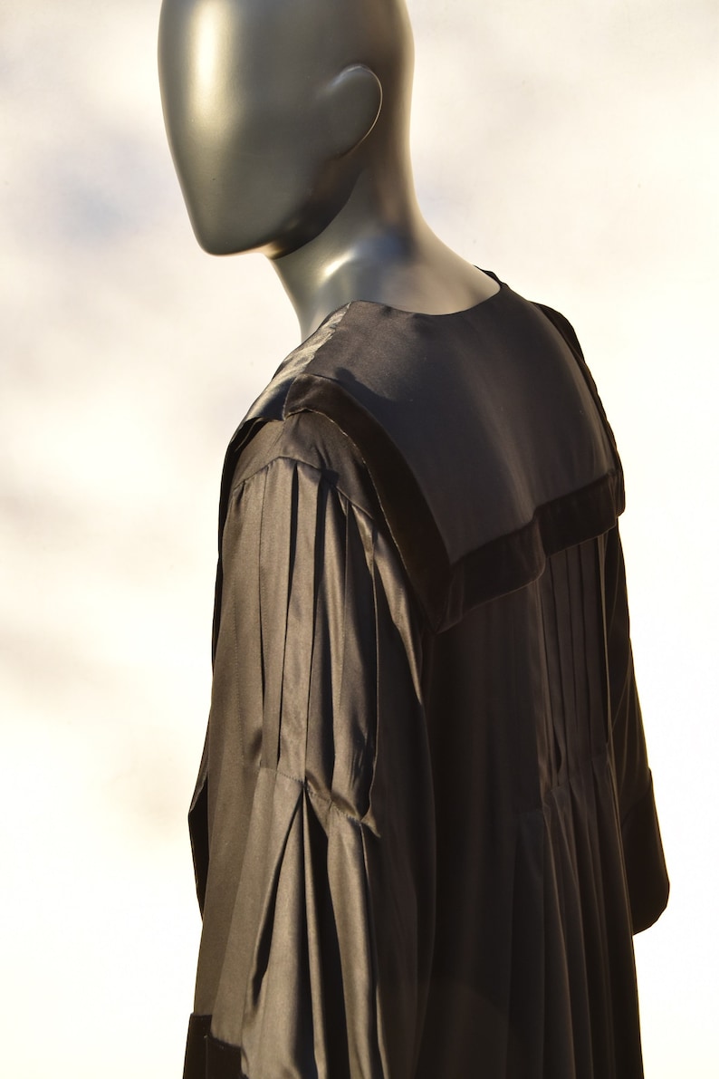 Lawyer Robe With Folds. Dress Lawyers. Dress for Graduation in Law and ...