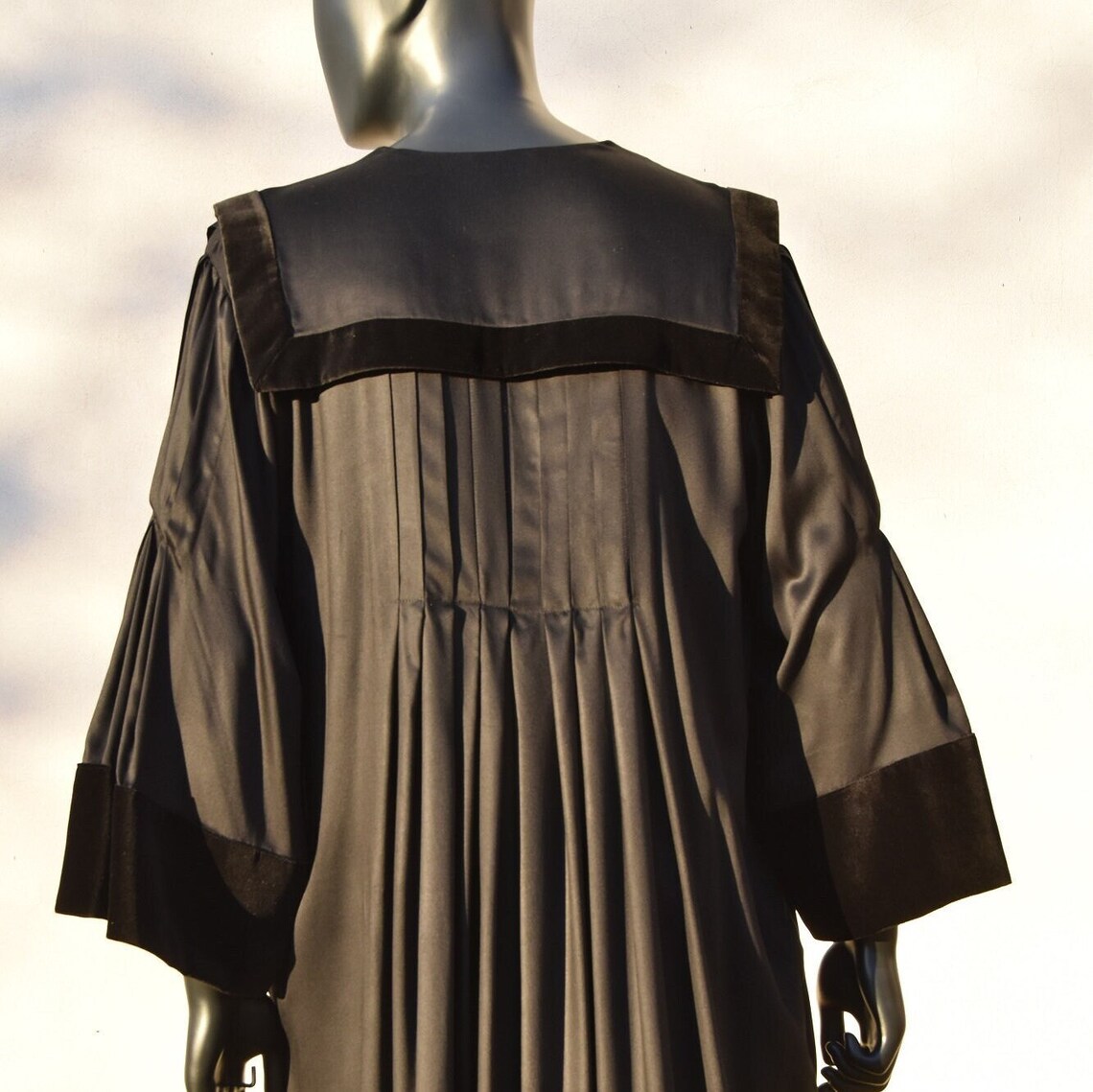 Lawyer Robe With Folds. Dress Lawyers. Dress for Graduation in Law and ...