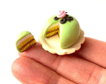 Gâteau miniature Prinsesstarta spécialité de Suède vert avec part détachable maison de poupée échelle 1 12ème fait main par The Sausage