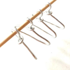 Miniaturas de casa de bonecas artesanais Mini cabides de metal leve da The Sausage