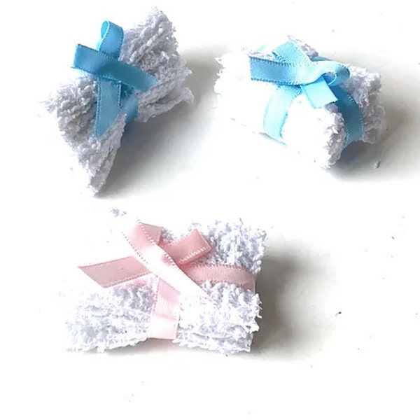 Serviettes de poupée miniatures piles de serviettes avec flots bleus et rose faits main The Sausage Crafts