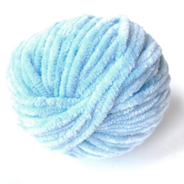 Laine chenille 1 pelote bleue pastel 90 gr pour crochet ou tricot The Sausage Crafts