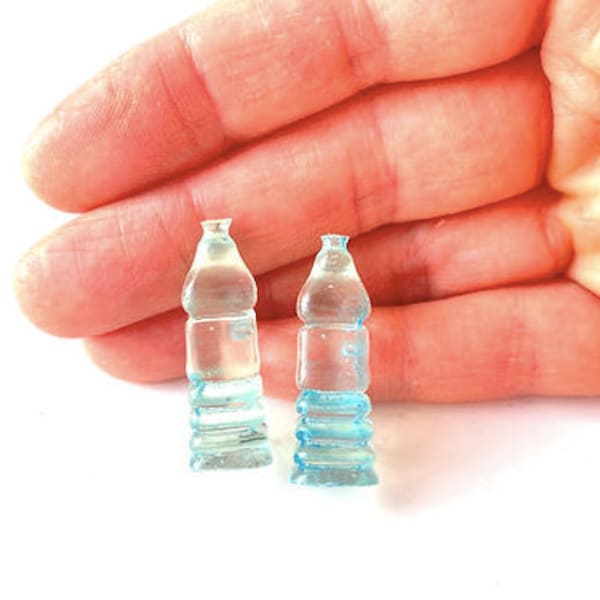 Bouteilles d'eau miniatures pour maison de poupée 2 x faites main en résine transparente peinte en bleu par The Sausage Crafts