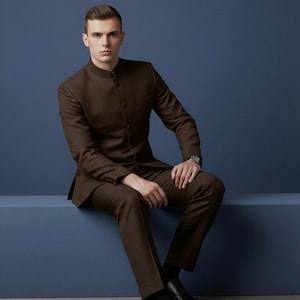 Pode incluir: Um fato castanho escuro composto por um casaco com gola mandarim e fecho de botões frontal, acompanhado por calças a condizer. O casaco tem mangas compridas e um bolso no peito. O texto CUSTOM KURTAS é visível no canto inferior esquerdo.