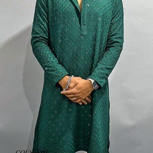 Donkergroene traditionele chikankari herenkurta, kurta in Bollywood-stijl, heren feestkleding herenspullen, zachte katoenen kurta - alleen kurta bloemdessin
