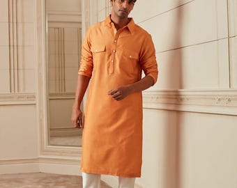 Pathani Kurta naranja con Churidar blanco: traje indio para hombre