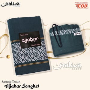 Op de afbeelding: Een donkerblauwgroene Sarung Tenun Aljabar Songket, een traditioneel Indonesisch kledingstuk, wordt getoond met de bijpassende trekkoordtas. De stof heeft een geometrisch wit en goud patroon. Het product is gelabeld met "Indonesia Choice".
