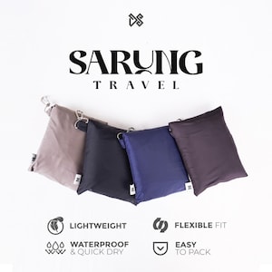 Op de afbeelding: Vier reiszakjes in de kleuren taupe, zwart, marineblauw en pruim worden getoond tegen een witte achtergrond. De tekst "SARUNG TRAVEL" staat erboven. Pictogrammen geven aan dat de zakjes lichtgewicht, waterdicht, flexibel en gemakkelijk in te pakken zijn.