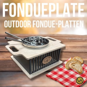 Könnte beinhalten: Ein hölzerner Outdoor-Fondue-Teller mit einem Edelstahl-Topf und Griffen. Der Teller hat eine helle Holzoberfläche mit einem schwarzen Metallkäfigsockel. Der Text "FONDUPLATE" und "OUTDOOR FONDUE-PLATTEN" sind in Weiß dargestellt. Brotscheiben und eine rot-weiß karierte Serviette sind ebenfalls zu sehen.
