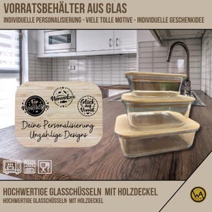 Könnte beinhalten: Glas-Vorratsbehälter mit Bambusdeckeln sind auf einer Holzoberfläche gestapelt. Ein Holzschneidebrett mit Text und Grafiken befindet sich im Vordergrund. Der Text auf dem Brett lautet "Ihre Personalisierung, unzählige Designs."