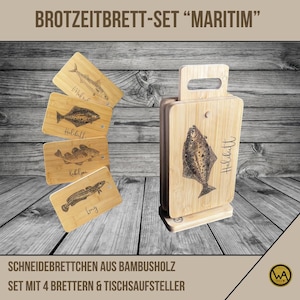 May include: Set of four wooden cutting boards with images of fish and the names "Halibut", "Kabeljau", "Ling", and "Makrele". The boards are arranged in a fan shape and are stacked on a wooden stand. The text "Brotzeitbrett-Set "Maritim"" is at the top of the image. The text "Schneidebrettchen aus Bambusholz Set mit 4 Brettern & Tischesaufsteller" is at the bottom of the image.