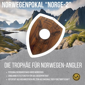 Pode incluir: Troféu de madeira com borda branca, com ilustrações de peixes gravadas e o texto "Fischerkönig 2024". O troféu tem formato de escudo e inclui o texto "NORWEGENPOKAL 'NORGE-2'" e "DIE TROPHÄE FÜR NORWEGEN-ANGLER."