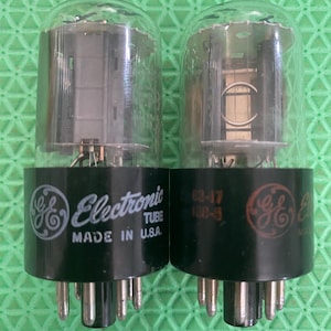 Par casado de válvulas eletrônicas General Electric GE 6SN7 6SN7GTB com hastes de suporte de cobre.