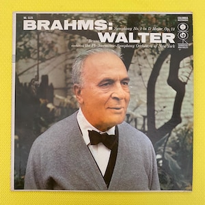 Puede incluir: Portada de álbum de vinilo vintage con un retrato de Bruno Walter. El álbum se titula "Brahms: Sinfonía n.º 2 en re mayor, Op. 73" e incluye el logotipo de Columbia Masterworks. La portada tiene una combinación de colores gris y blanco.