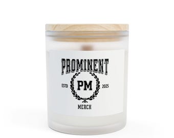 Bougie parfumée en verre dépoli : logo PM Laurel bien visible, cire de noix de coco et de soja, couvercle en érable