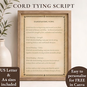 Könnte beinhalten: Ein gerahmtes Dokument mit dem Titel CORD TYING SCRIPT und HANDFASTING VOWS auf pergamentartigem Papier. Der Text enthält Abschnitte für die erste, zweite und dritte Bindung, umrahmt von einem dunkelbraunen Muster in einem Holzrahmen.