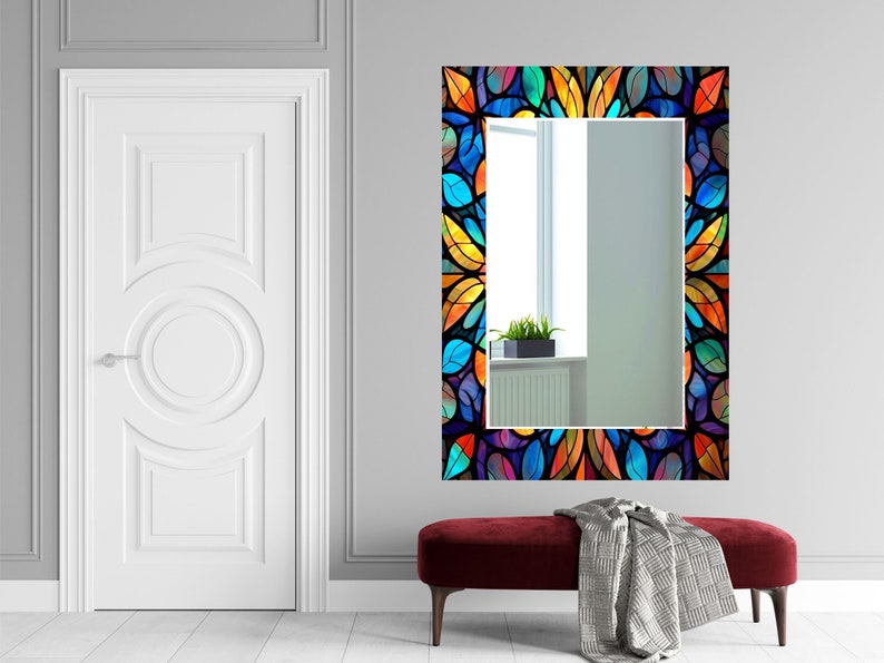 Peut inclure: Un miroir rectangulaire avec un motif de vitrail color&eacute; repr&eacute;sentant des feuilles bleues, vertes, jaunes et orange. Le miroir est encadr&eacute; d'une bordure noire.