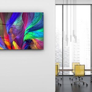 Puede incluir: Impresi&oacute;n de arte abstracto con un remolino de colores azul, verde, rojo, amarillo y morado. La impresi&oacute;n est&aacute; enmarcada y colgada en una pared blanca.