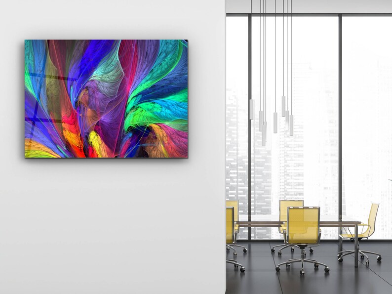 Puede incluir: Impresi&oacute;n de arte abstracto con un remolino de colores azul, verde, rojo, amarillo y morado. La impresi&oacute;n est&aacute; enmarcada y colgada en una pared blanca.