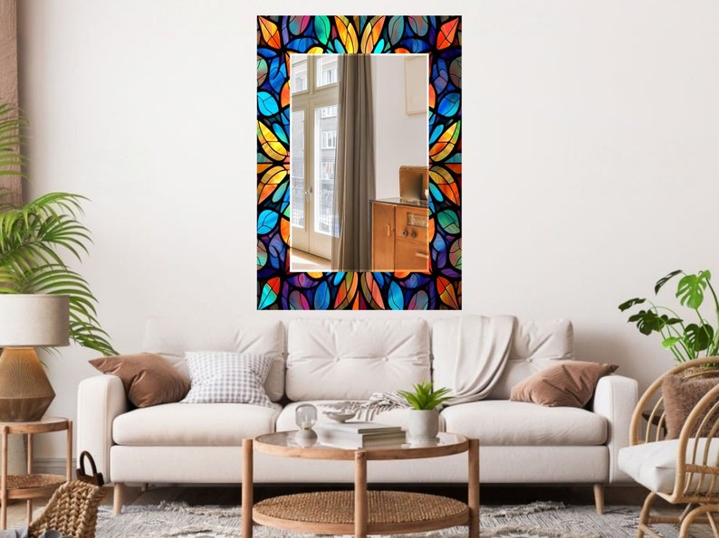 Peut inclure: Un miroir rectangulaire avec un motif de vitrail color&eacute; repr&eacute;sentant un motif r&eacute;p&eacute;titif de feuilles dans des tons de bleu, vert, jaune, orange et rouge. Le miroir est encadr&eacute; de noir.