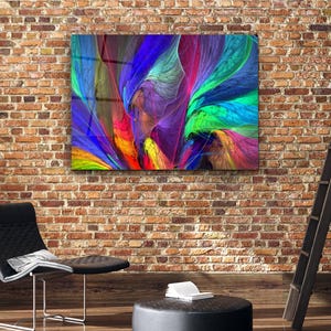 Puede incluir: Impresi&oacute;n de arte abstracto con colores vibrantes de azul, verde, amarillo, rojo y morado. La obra de arte est&aacute; impresa en un panel de vidrio y est&aacute; colgada en una pared de ladrillo.