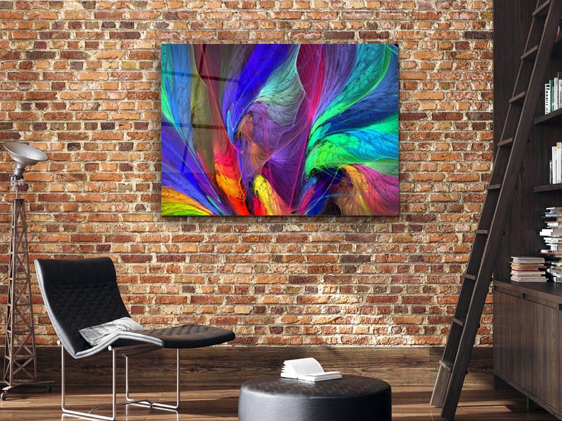 Puede incluir: Impresi&oacute;n de arte abstracto con colores vibrantes de azul, verde, amarillo, rojo y morado. La obra de arte est&aacute; impresa en un panel de vidrio y est&aacute; colgada en una pared de ladrillo.