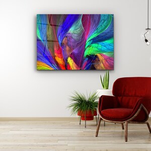 Puede incluir: Impresi&oacute;n de arte abstracto con colores vibrantes, con l&iacute;neas y formas que se arremolinan en tonos de azul, verde, amarillo, rojo y morado. La impresi&oacute;n se muestra en una pared blanca sobre un sill&oacute;n rojo y una planta en maceta.