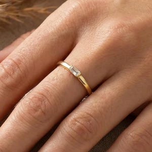 Sierlijke gouden geboortesteenring, gepersonaliseerde geboortesteen stapelring, minimalistische stokbrood stenen ring, Valentijnsdagcadeau voor haar, vrouwenring