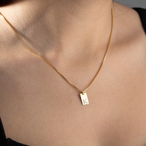 Colar de barra inicial de ouro minúsculo por Neshely Jewelry • Pingente de etiqueta gravada com letra personalizada em corrente de caixa • Presentes para madrinhas
