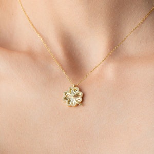Op de afbeelding: Een gouden ketting met een vierbladig klavertjevier-hanger.