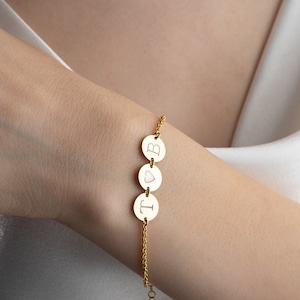 Pulseira de ouro 14k com iniciais Pulseira de múltiplos discos Pulseira com pingentes iniciais Pulseira de prata com letras personalizadas para ela Pulseira com pingentes de letras