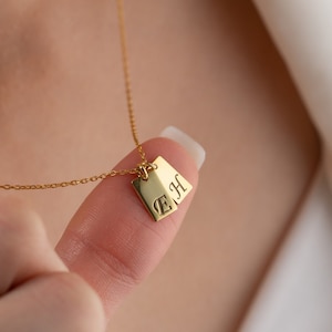 Colar com etiqueta inicial pequena, pingente de letra gravada em prata personalizado, colar com inicial de corrente, presente de madrinha de ouro, colar com barra de letra
