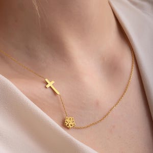 Kundenspezifische Kreuz Halskette mit Birthstone Charme Seitlich Kreuz Halskette Silber Personalisierte Geburt Blumenhalskette mit Birthstone Taufe Geschenk