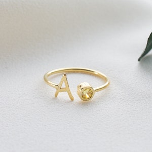 Anel com letra de pedra de nascimento, anel de amor elegante de prata esterlina 925, presente delicado banhado a ouro 14k para mulher, joias com pedra de nascimento de peridoto