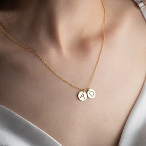 Colar inicial de ouro 14k pequeno, pingente de pedra de nascimento personalizado em prata, colar de disco personalizado com letra gravada para mulheres