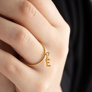 Minimalistischer Sterling Silber Buchstabenring, Stapelbarer Goldring für Damen