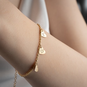 Pulseira de ouro 14k com inicial de coração Pulseira de prata com pingente de amor inicial Pulseira de prata com letras para ela Pulseira personalizada para mãe