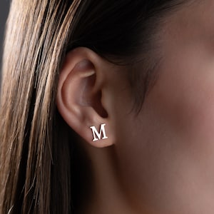 Kleine Initialen Ohrringe Benutzerdefinierte Ohrstecker Ohrringe Buchstaben Ohrstecker Silber Buchstaben Ohrringe Gold erste Ohrringe Personalisierter Ohrstecker