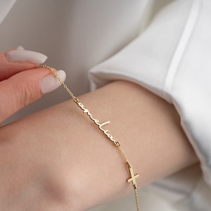 Bracciale con nome in oro minuscolo Bracciale con croce in argento da donna con nome scritto a mano Bracciale con pietra portafortuna Bracciale con ciondolo con croce delicata Regalo per la festa della mamma immagine 1