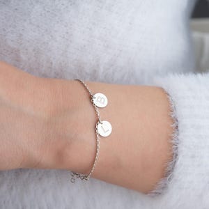 Delicada pulsera con inicial de disco de plata Pulsera con letra personalizada de oro Pulsera con inicial grabada en disco Regalo para el día de la madre