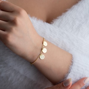 Pulsera de disco con inicial de oro personalizada Pulsera de letra personalizada de plata Pulsera con inicial grabada en disco Pulsera con colgante Regalo para el día de la madre
