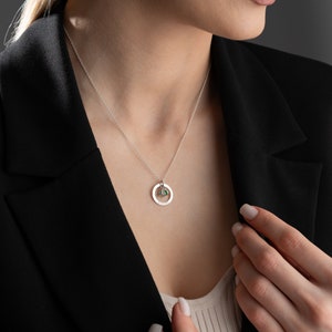 Personalisierte Gold-Geburtsstein-Halskette, Damen-Namenskette mit Geburtsstein-Kreis-Halskette, Nachricht auf dem Kreis eingraviert, Silber-Gravur-Schmuck Bild 2