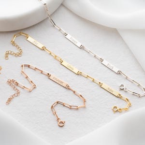 Pulsera pequeña con nombre en oro para mujer, pulsera de plata grabada con barra con nombre escrito a mano, pulsera delicada con dijes de oro rosa, regalo para el día de la madre