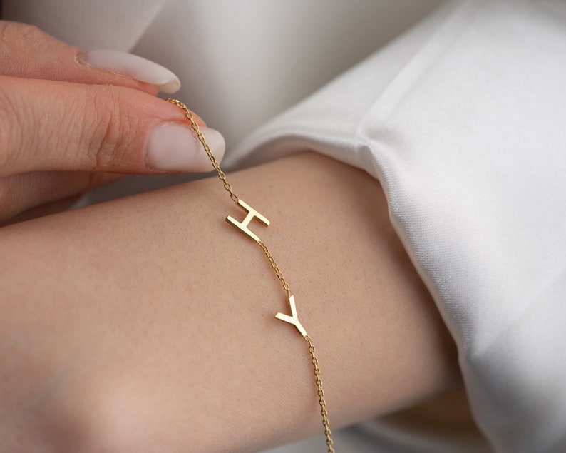 Personalized Initial Mom Bracelet Dainty Gold Initial Bracelet Letter Charm Bracelet Sideways Initial Bracelet Grandma Heart Charm Bracelet zdjęcie 1