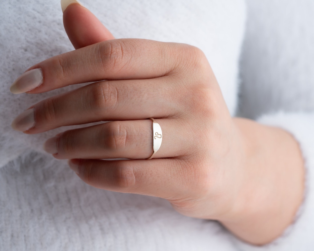 Anillo de astrología con pequeño signo del zodiaco, joyería