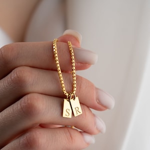 Colar com etiqueta inicial delicada, pingente de letra gravada em prata personalizado, colar com inicial de corrente, presente de madrinha de ouro, colar com barra de letra
