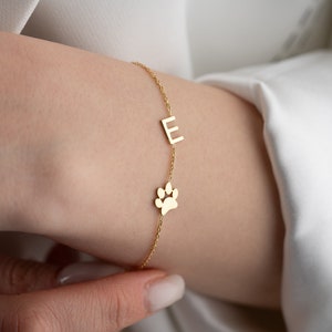 Personalized Initial Mom Bracelet Dainty Gold Initial Bracelet Letter Charm Bracelet Sideways Initial Bracelet Grandma Heart Charm Bracelet zdjęcie 2