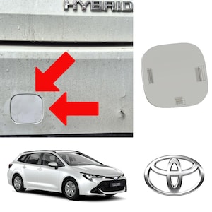 Può includere: Una Toyota Corolla bianca in versione station wagon con la scritta "HYBRID" sul retro. L'auto ha un emblema Toyota argentato sul davanti e un altro sul retro. L'auto è su uno sfondo bianco.