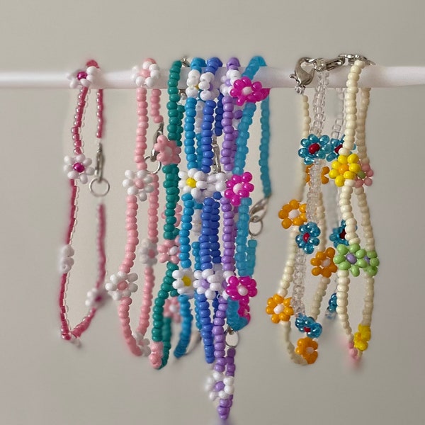 Daisy beaded bracelets! Great for summer. You choose size (6.5/7/7.5/8 inches) Made with high quality thread. Optional chain extension avl